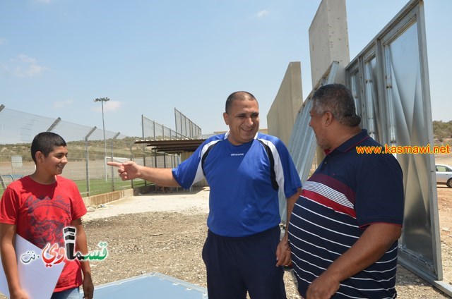 كفرقاسم تنتصر.. واغلقت الابواب !!! عمو عادل يُسلم مفاتيح استاذ ابو خميس الدولي الى رؤساء الفرق الرياضية بعد اتمامه وتغليقه  